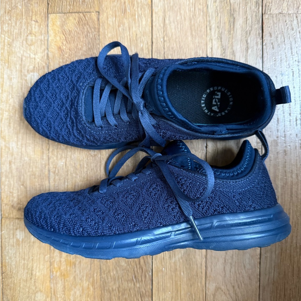 APL Navy Sneakers Knit Stretch SIZE 5